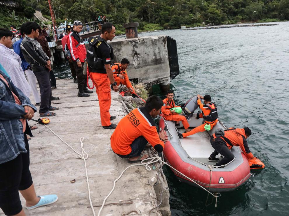 Varios salvavidas indonesios antes de retomar las albores de búsqueda