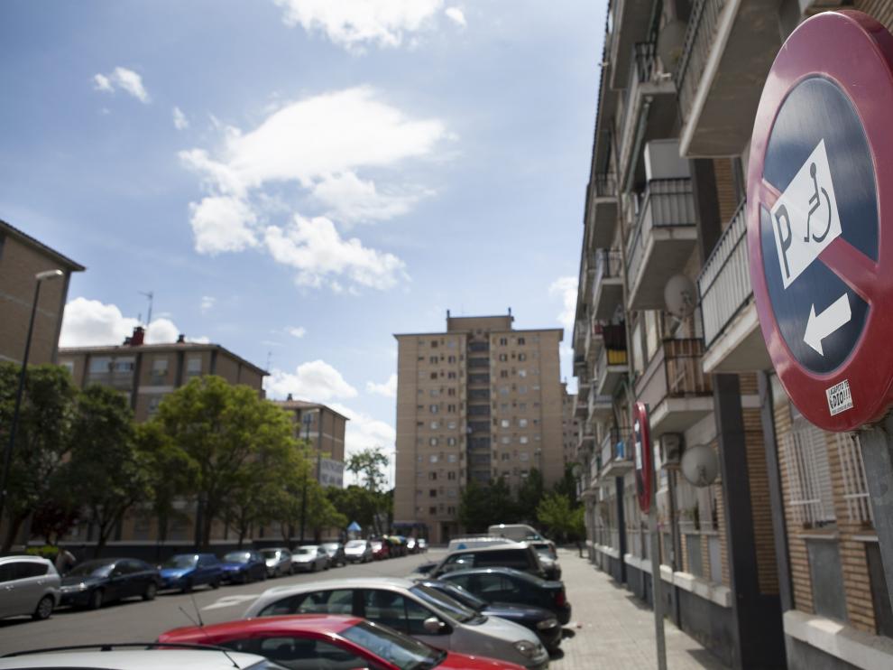 Señal de espacio reservado para el aparcamiento de personas con movilidad reducida en una calle de Zaragoza.