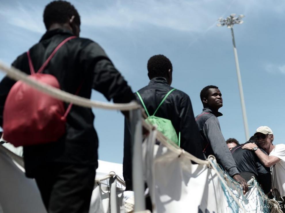 Parte de los migrantes que transportaba el Aquarius desembarcando el pasado domingo en el puerto de Valencia.