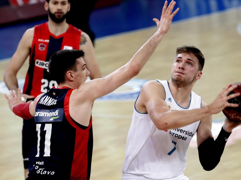 Luka Doncic (con balón), durante la eliminatoria por el título de la Liga Endesa ante el Kirolbet Baskonia