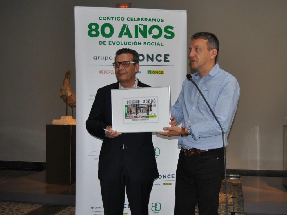 Fernando Rivarés, Consejero de Economía y Cultura del Ayuntamiento de Zaragoza e Ignacio Escanero, Delegado Territorial de la ONCE en Aragón presentando el cupón