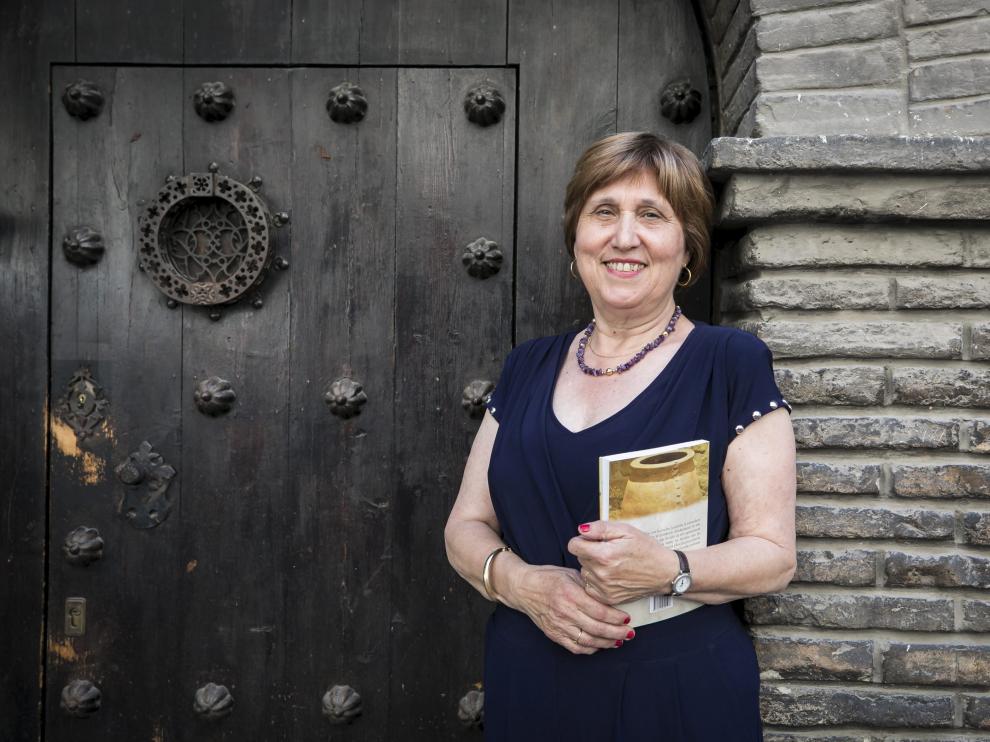 La historiadora Francisca Vilella, con un ejemplar de sus 'Objetos con historia'.