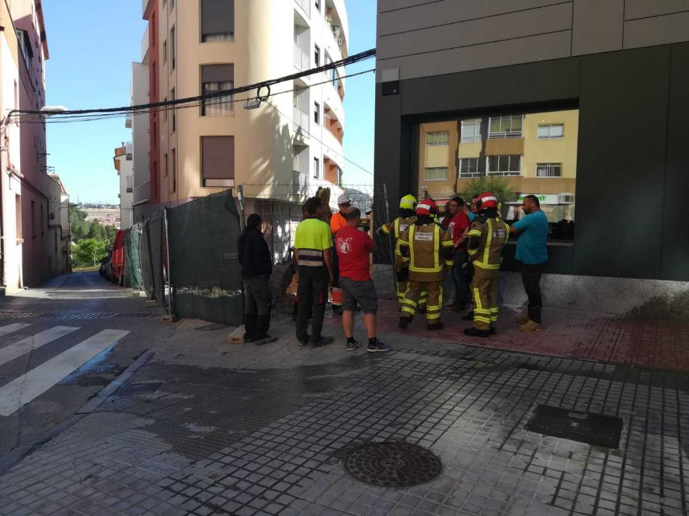 Un equipo de bomberos ha acudido a la zona para controlar el escape de gas