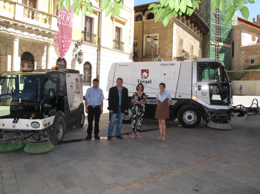 Presentación de las nuevas barredoras municipales en la plaza de la Catedral.