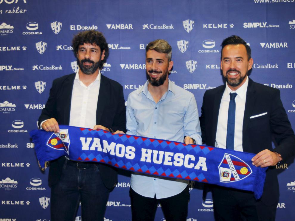 El director deportivo azulgrana Emilio Vega junto a Luisinho y su representante en el acto de presentación de este miércoles.