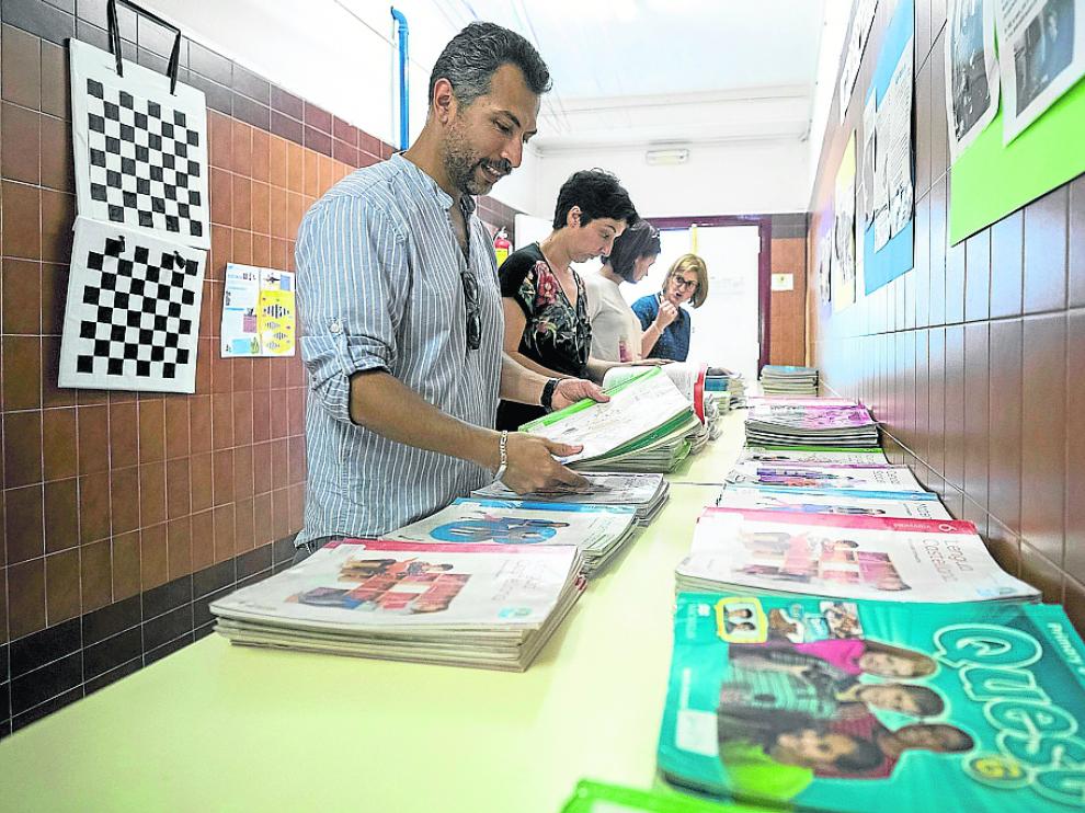 Los miembros de la ampa del colegio Puerta de Sancho preparan algunos de los libros donados estos días.