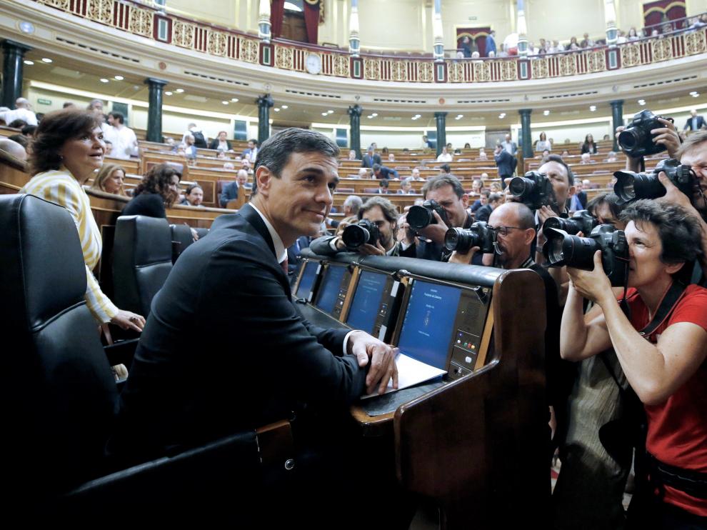 Sánchez, fotografiado por la prensa antes de su primera sesión de control en el Congreso.