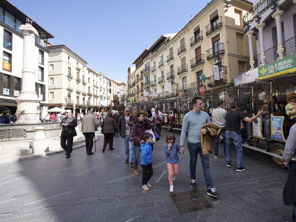 Turistas en la plaza del Torico de Teruel