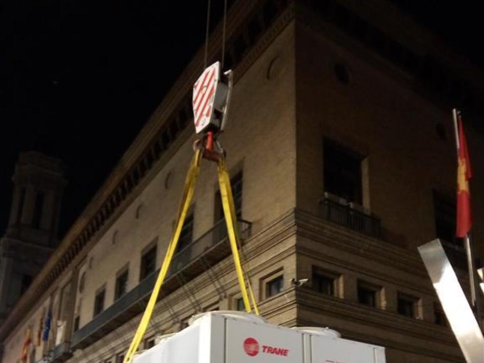 La máquina de climatización se descargó ayer en la plaza del Pilar.