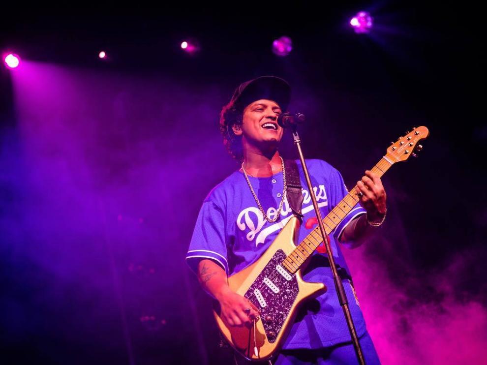 Mars sobre el escenario con una camiseta de Los Angeles Dodgers