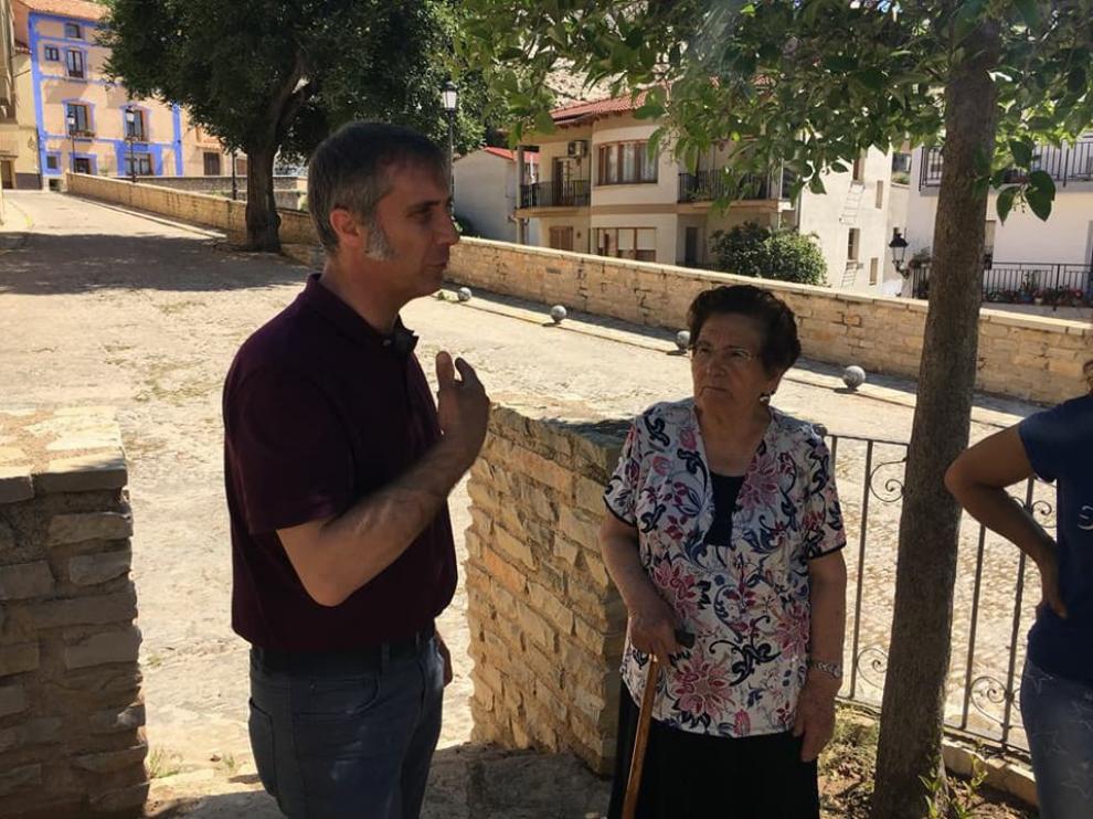 Ramiro Domínguez, con Lidia Serrano, hija del maqui Francisco Serrano, en Castellote.