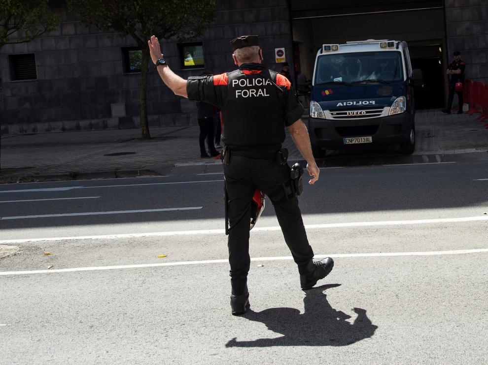 Los acusados del juicio de La Manada salen en un furgón policial de la Audiencia de Navarra.
