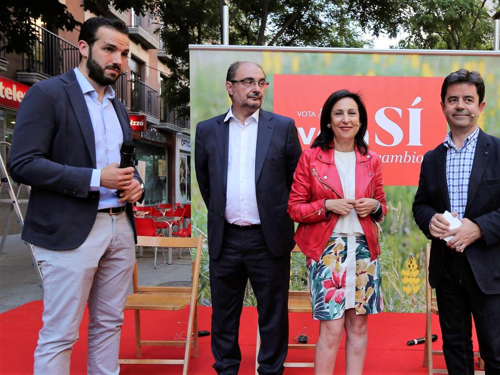 El alcalde de Huesca junto a Margarita Robles, Javier Lambán y Gonzalo Palacín en un acto electoral en Huesca hace dos años.