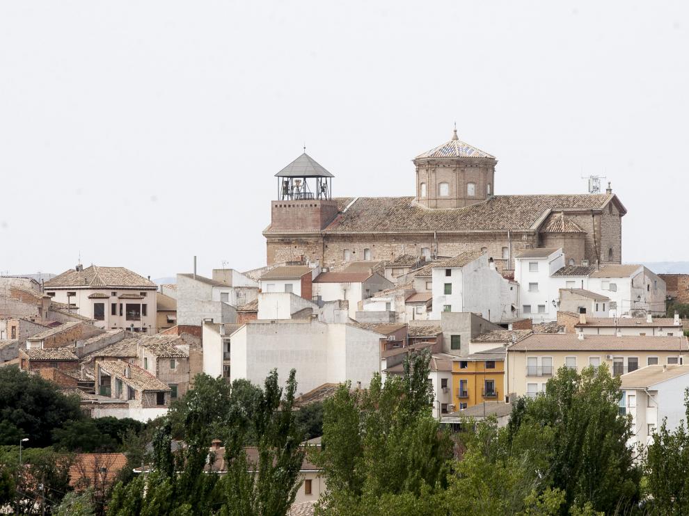 Imagen del caserío de La Puebla de Híjar, presidido por la iglesia parroquial.