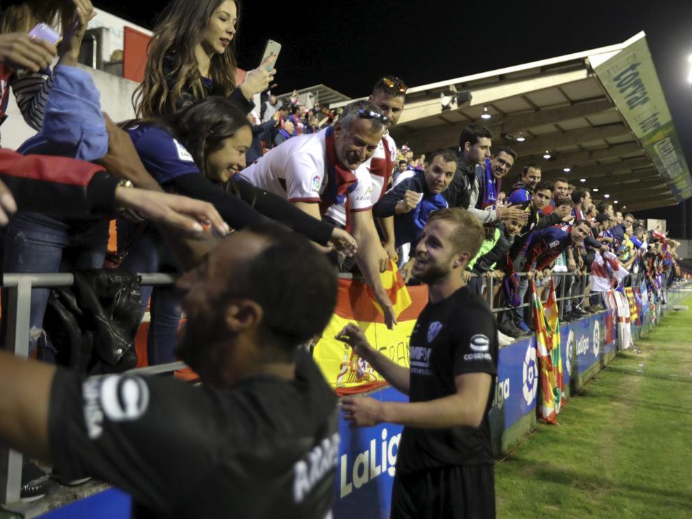 Akapo y Pulido celebran con los aficionados desplazados a Lugo la consecución del ascenso a Primera.