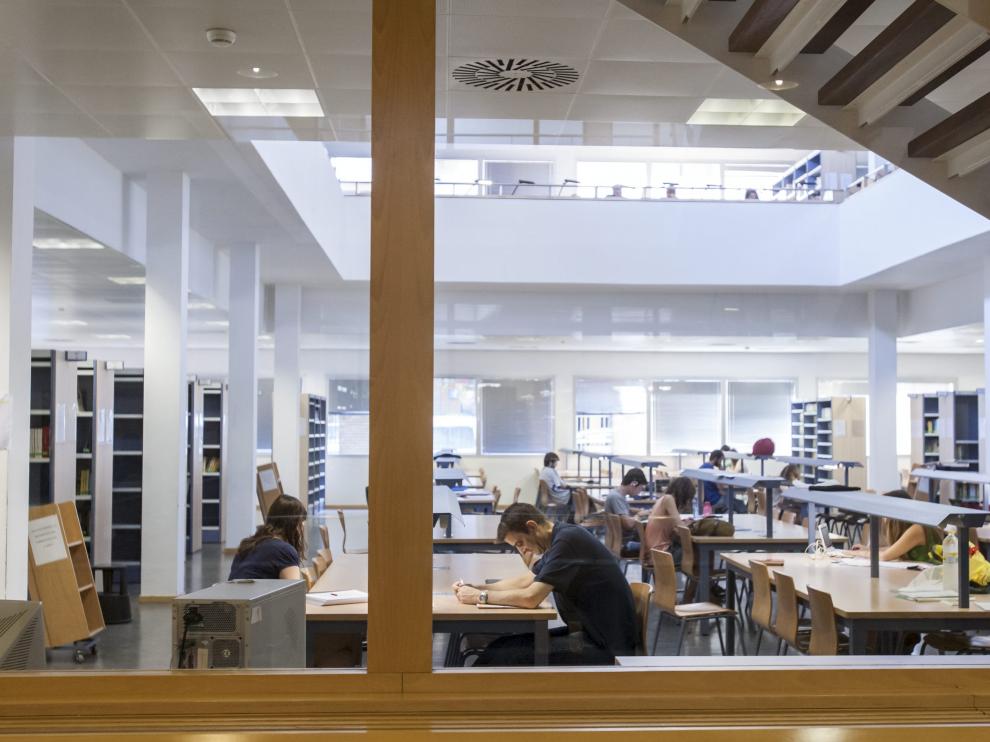 Estudiantes universitarios, en la biblioteca María Moliner