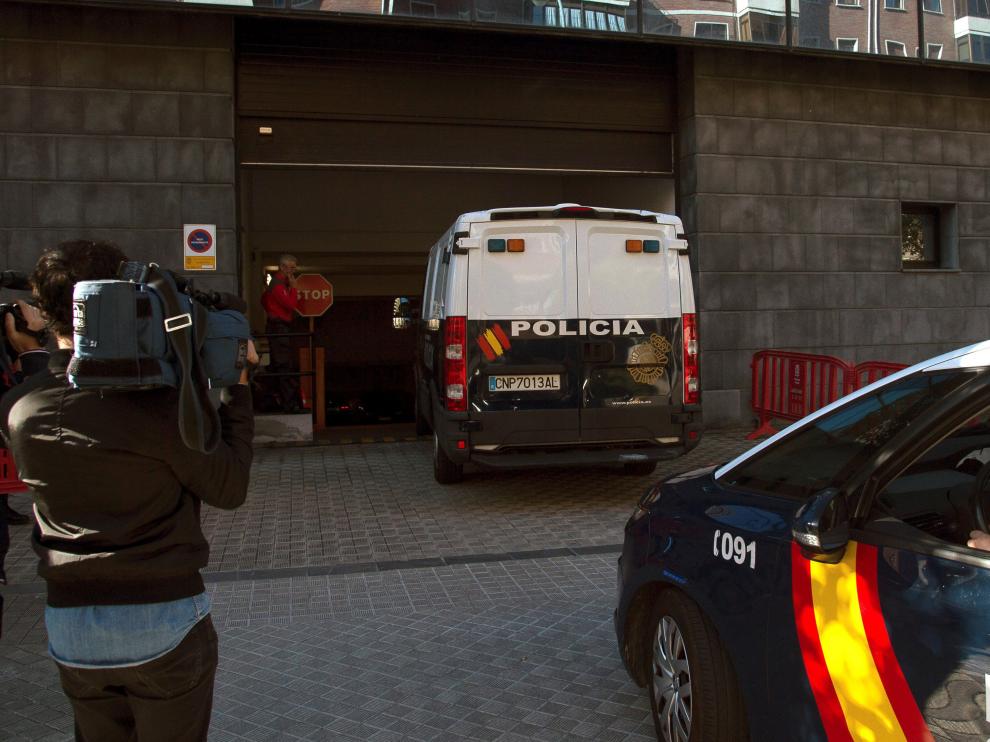 Vista del furgón policial que trasladó a La Manada a la Audiencia Provincial de Navarra.