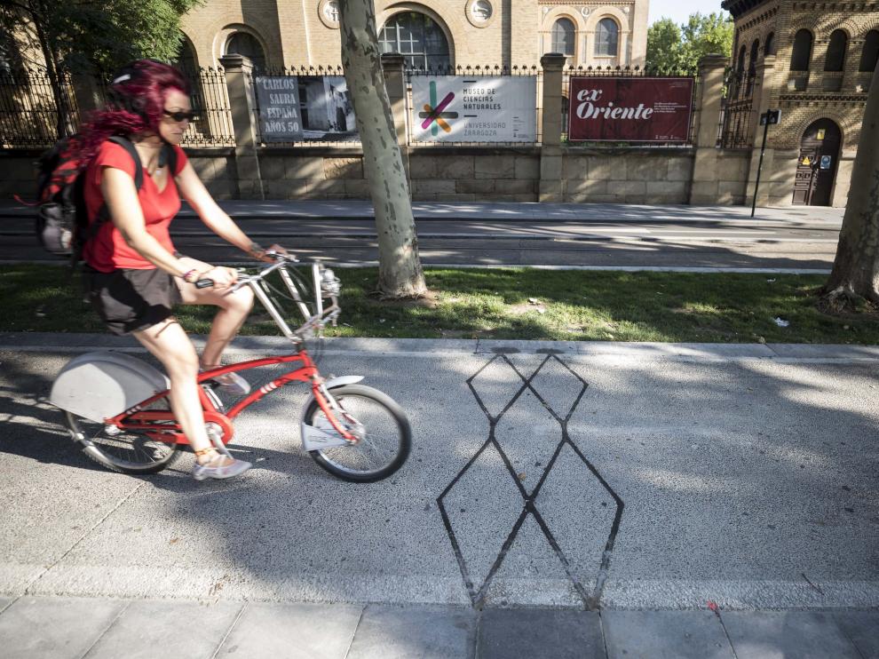 El contador de espiras inductivas se ubica bajo la calzada ciclista, junto a la plaza de Paraíso