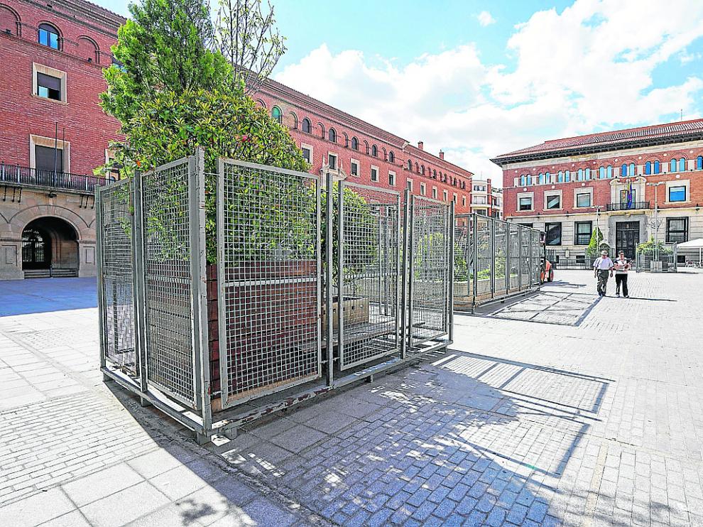 Protección de jardines y fuentes. El Ayuntamiento ha iniciado los trabajos de protección de los parques, jardines y fuentes del Centro Histórico con la instalación de vallas que impedirán el acceso a estos espacios verdes durante las fiestas de la Vaquilla en las zonas que registran mayores aglomeraciones.