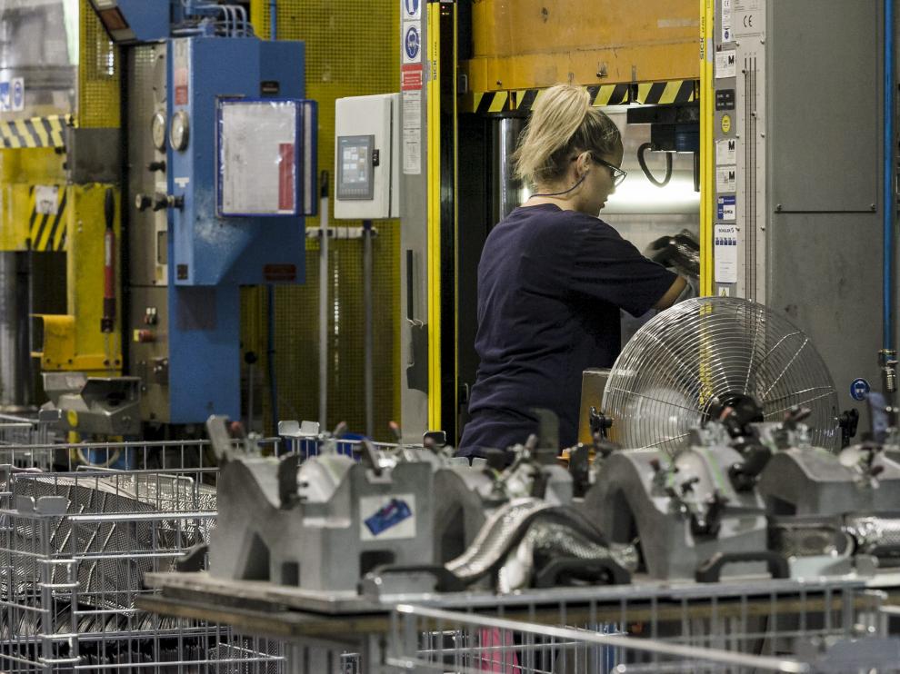Una trabajadora de Dana Automoción en la planta de Malpica