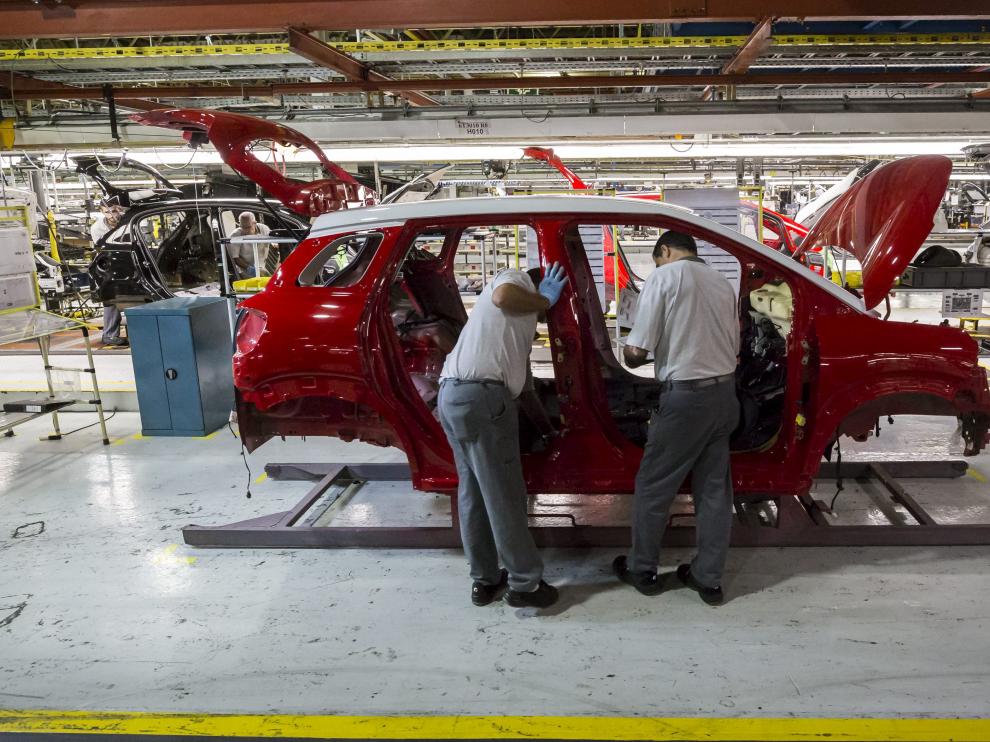 Un operario trabajando en la fábrica de Opel Figueruelas dentro de cuyas instalaciones desarrollan su trabajo los empleados de Android