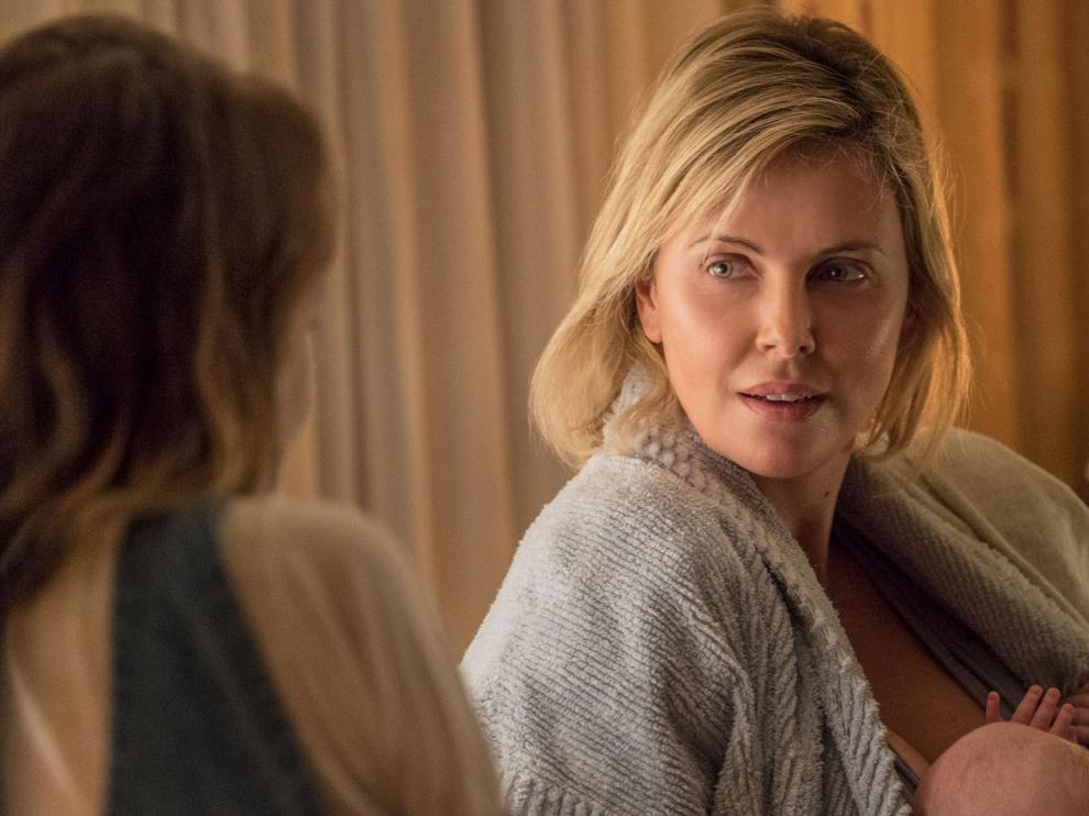 Charlize Theron protagoniza 'Tully', una comedia en la que se reflexiona sobre la maternidad.