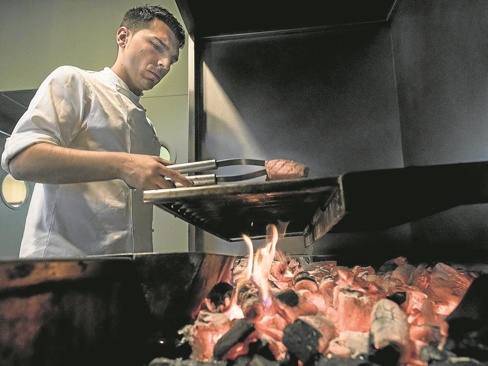 La parrilla del restaurante Bámbola, de carbón vegetal y potenciada con haya y encina.