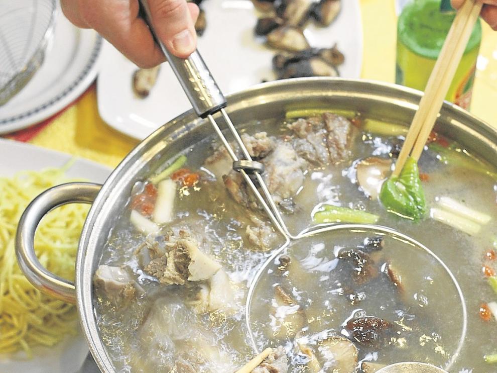 No te descuides: en el 'hot pot' no hay amigos cuando los mejores ingredientes ya están cocinados.