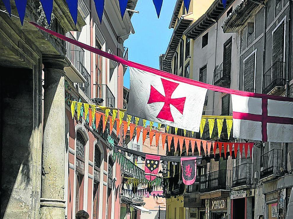 La calle de la Rúa preparada con banderines e insignias.