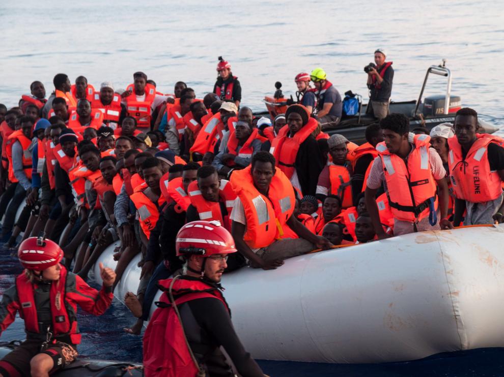 Fotografía cedida por la ONG alemana Mission Lifeline que muestra a varios inmigrantes rescatados en aguas internacionales del Mediterráneo a bordo del barco holandés Lifeline, el 21 de junio del 2018