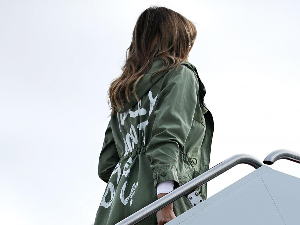 En la espalda de la gabardina de Melania se podía leer la frase 'realmente no me importa' en inglés.