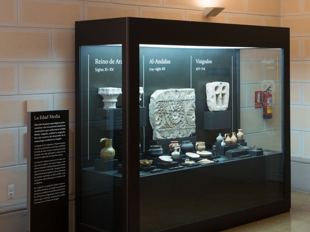 La nueva vitrina de arqueología medieval del Museo de Zaragoza