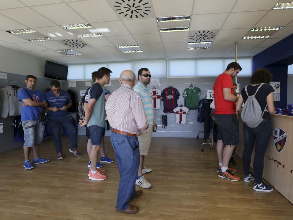 Una imagen de archivo de las oficinas y la tienda del club en el estadio de El Alcoraz.