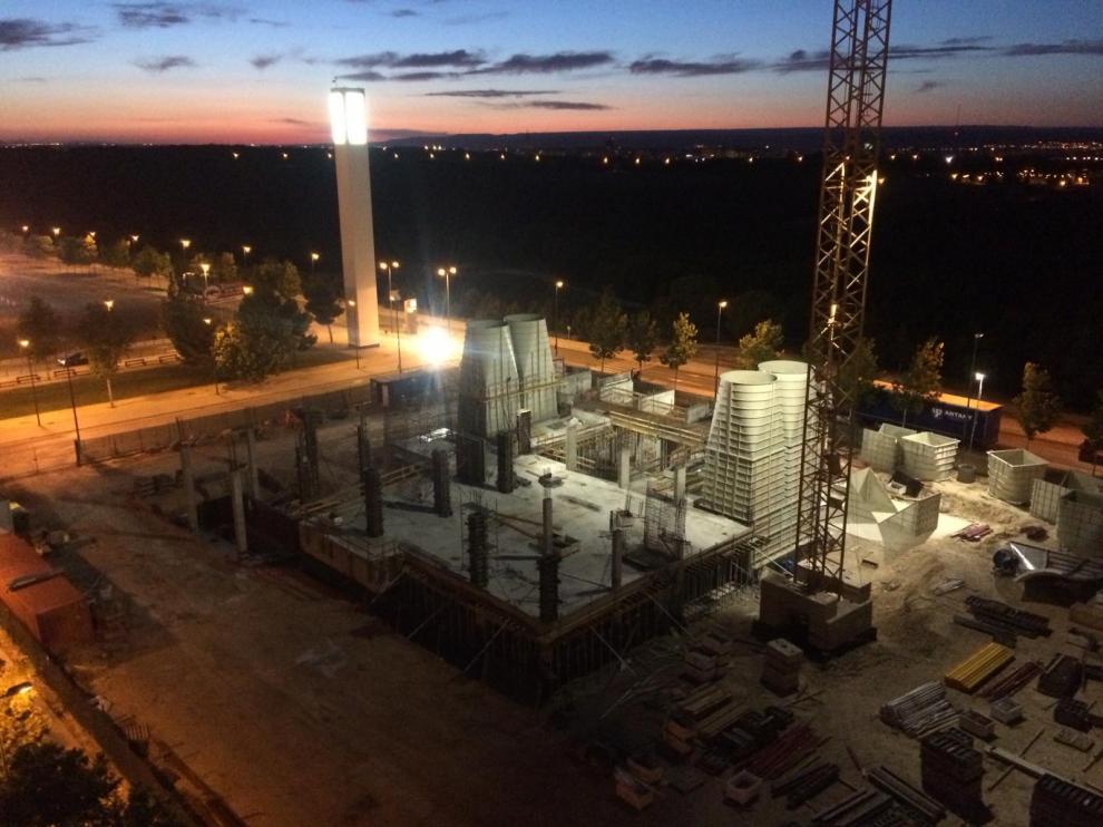 Las obras avanzan junto al vial de entrada al centro comercial y los montes de Torrero.