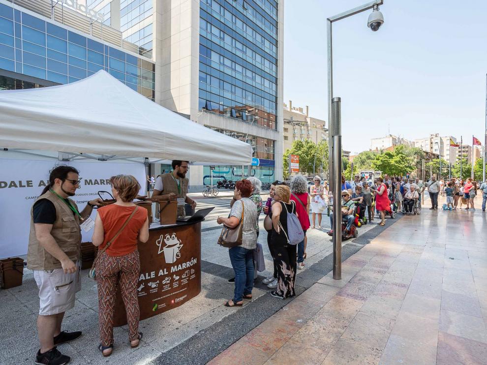 El calor no impidió a los vecinos del Actur esperar pacientemente para ser atendidos