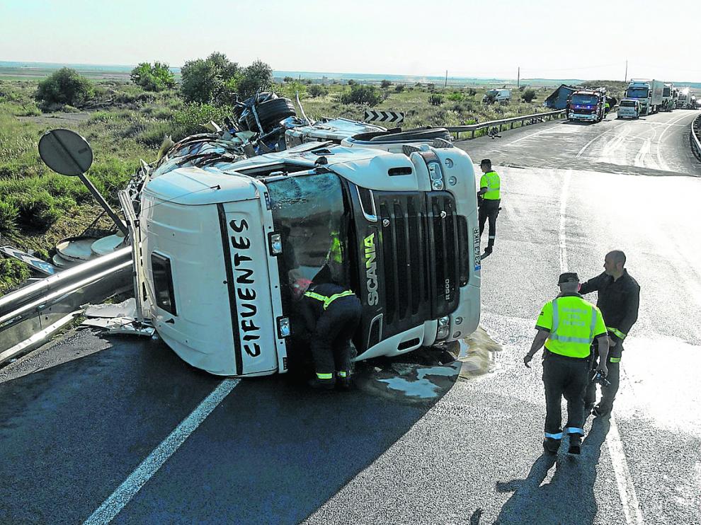 La carga de los camiones se derramó sobre la calzada. El choque frontal de los dos camiones ocurrió sobre las 16.50 en el kilómetro 413 de la N-II, dentro del término municipal de Candasnos. Los dos vehículos quedaron volcados sobre la vía, desparramando parte de su carga y obligando a cortar la circulación en ambos sentidos. Uno de los camiones siniestrados iba cargado con aceite vegetal, lo que complicó las labores de limpieza de la vía y en consecuencia, conllevó largas retenciones de alrededor de 8 kilómetros.