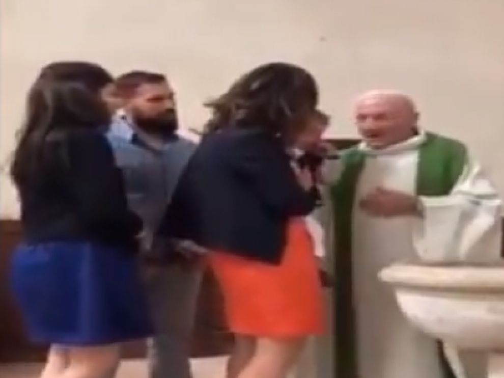 El cura asegura que trataba de calmar al pequeño, de dos años y medio.