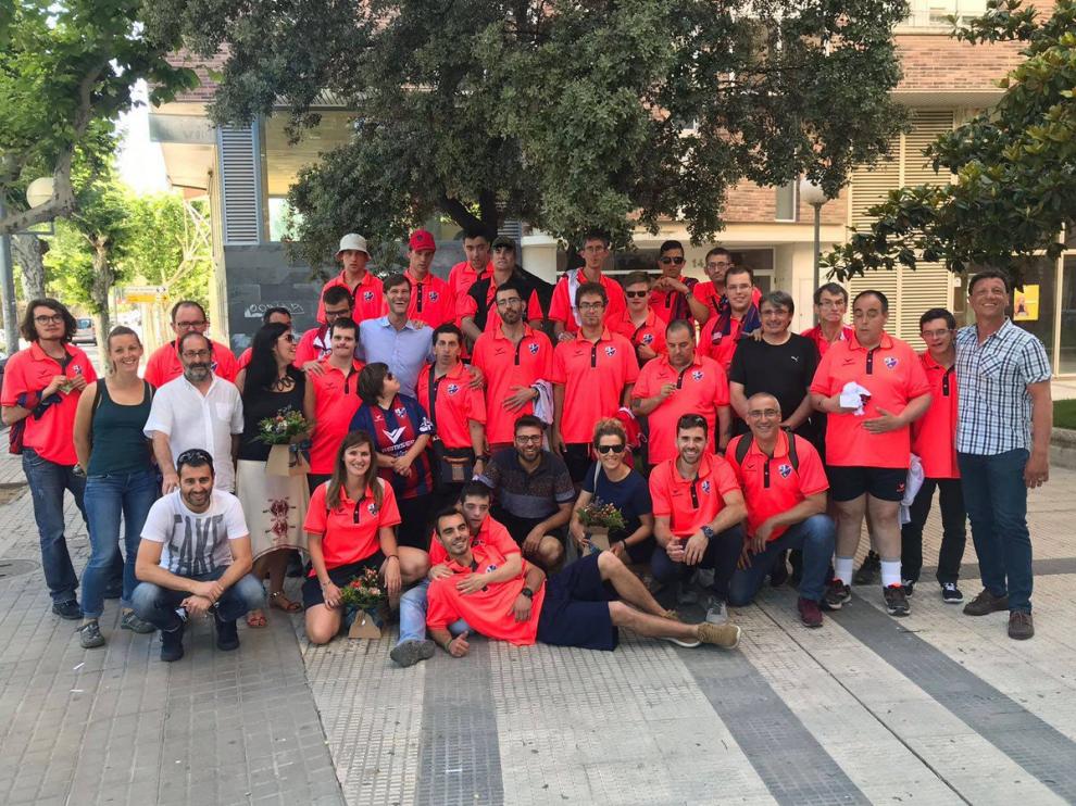 Foto de grupo con los participantes en la comida final de temporada de la SD Huesca de la Liga Genuine.