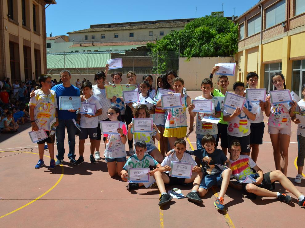 Los alumnos posan con sus diplomas al finalizar el acto