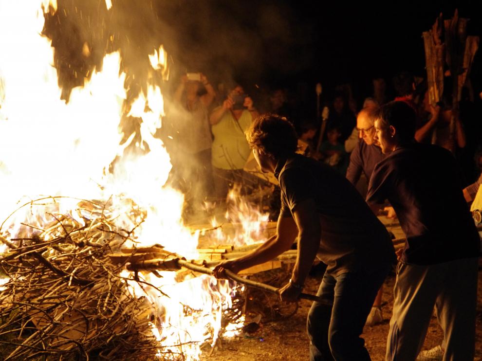 La antorchas y el fuego protagonizan la noche.
