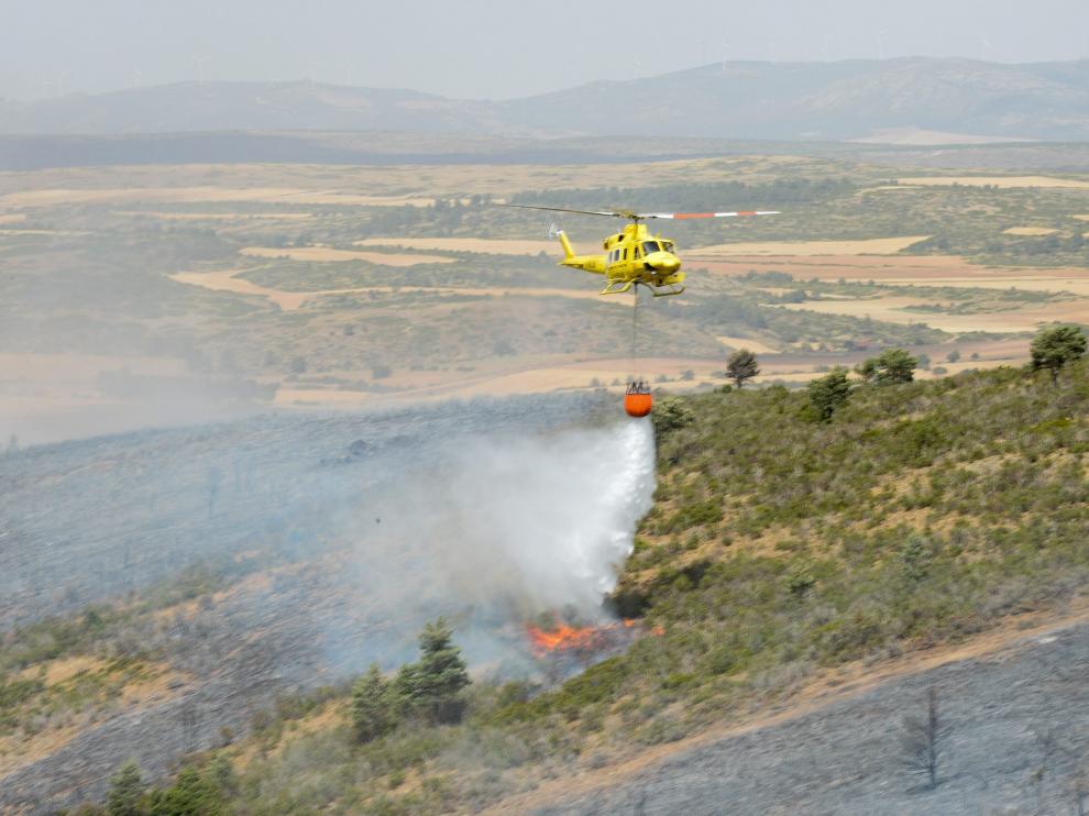 Un helicóptero sofoca el incendio iniciado en agosto de 2017 en la escombrera de Bronchales