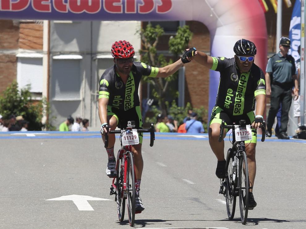 Dos participantes en la edición del pasado año se felicitan en la entrada en meta tras completar la Quebrantahuesos.