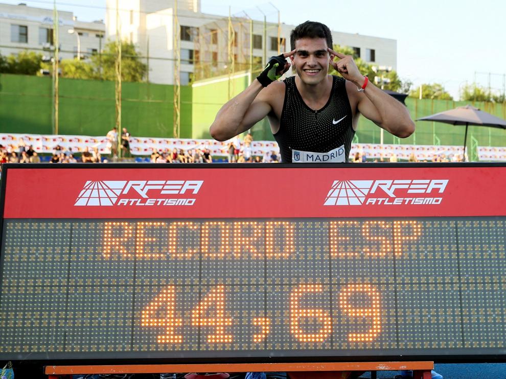 El atleta Bruno Hortelano celebra su victoria y su récord.
