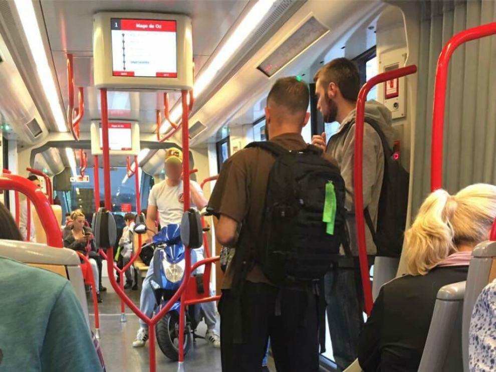 Un vecino de Zaragoza se subió con su moto al tranvía y lo contó en redes