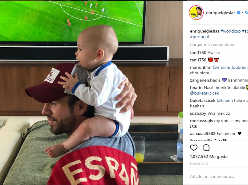 Enrique Iglesias y uno de sus mellizos viendo un partido del mundial.