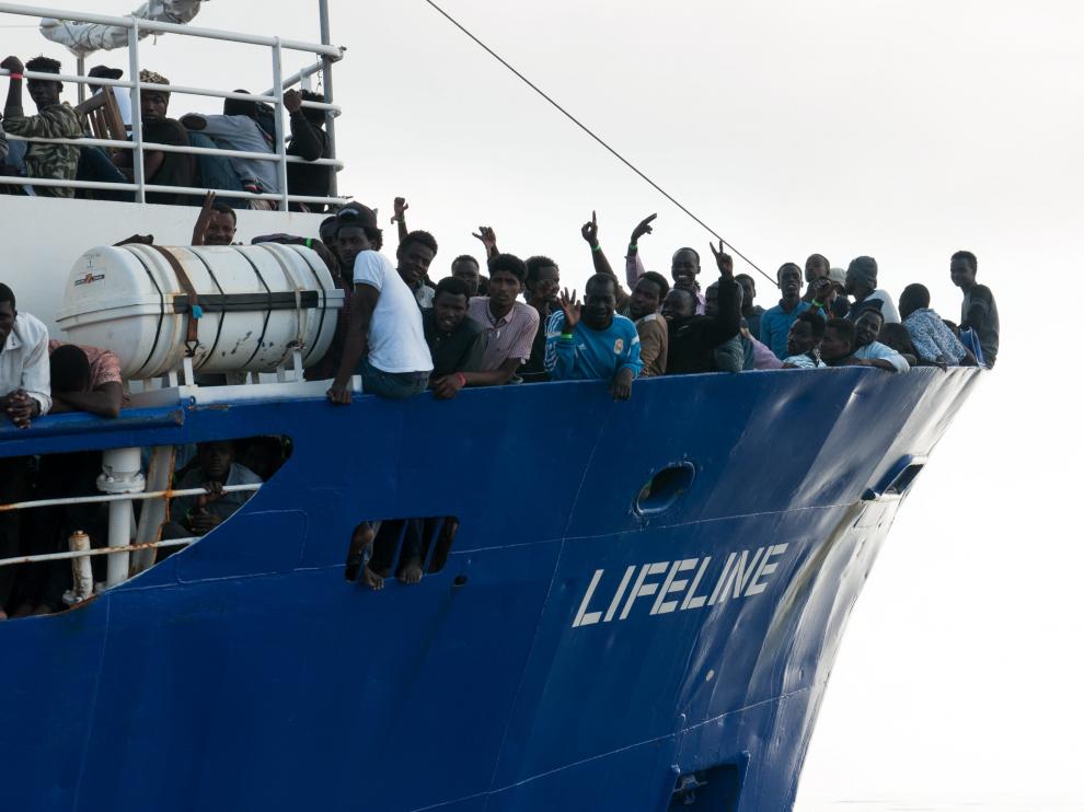 Migrantes en el barco de la ONG alemana Lifeline.