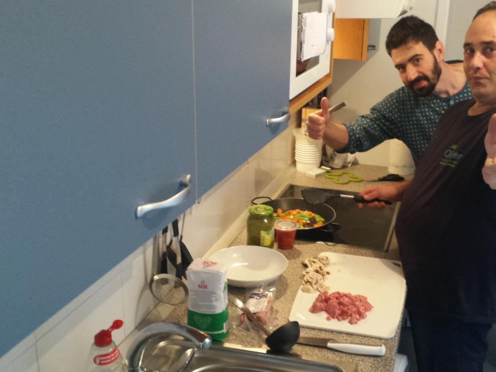 Dos de los participantes en el proyecto de vida autónoma de Atades, en la cocina de su piso.