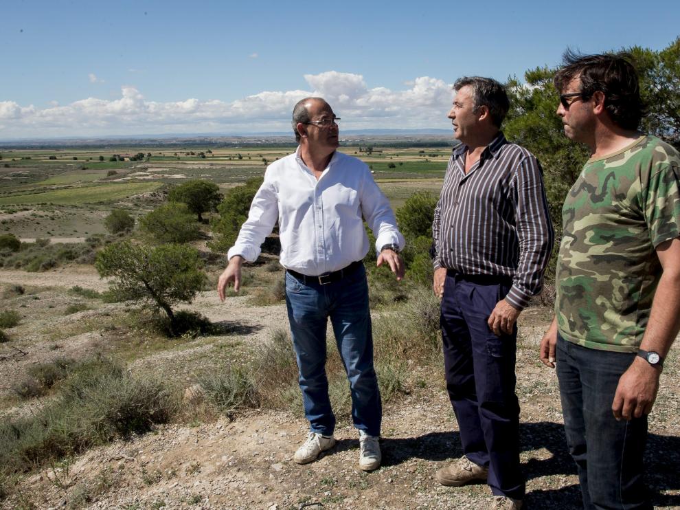 Néstor Cacho, José Manuel Aznárez y Gerardo Salvador observan el paraje de La Atalaya de Pina.
