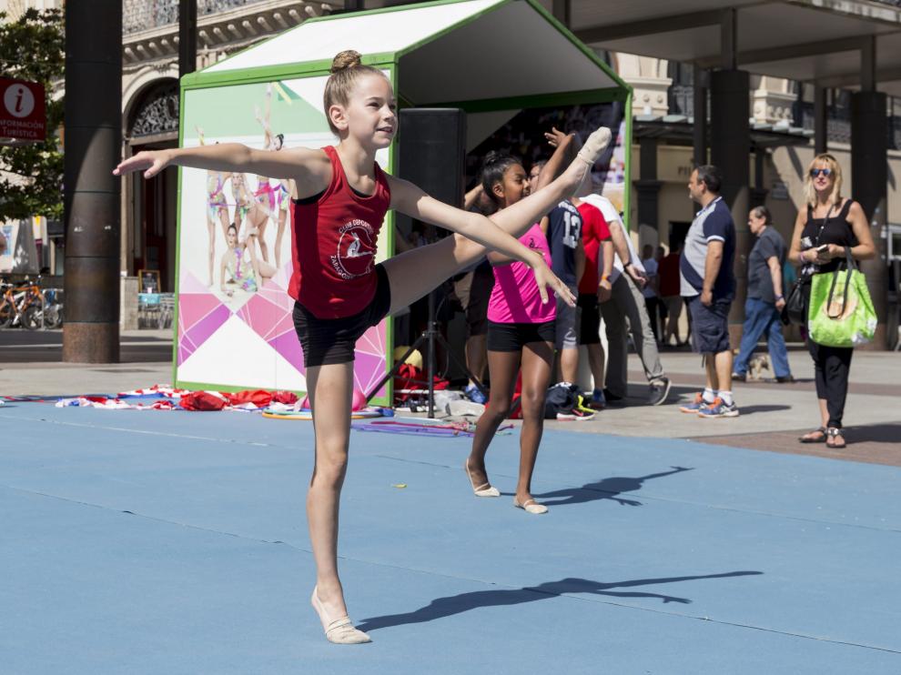Las niñas han realizado exhibiciones de gimnasia rítmica