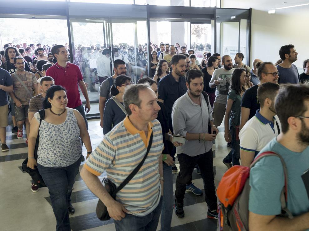 Un grupo de opositores entrando en la Facultad de Educación para comenzar las pruebas